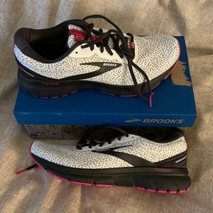 NWT Womens size 10 Brooks Trace athletic shoes